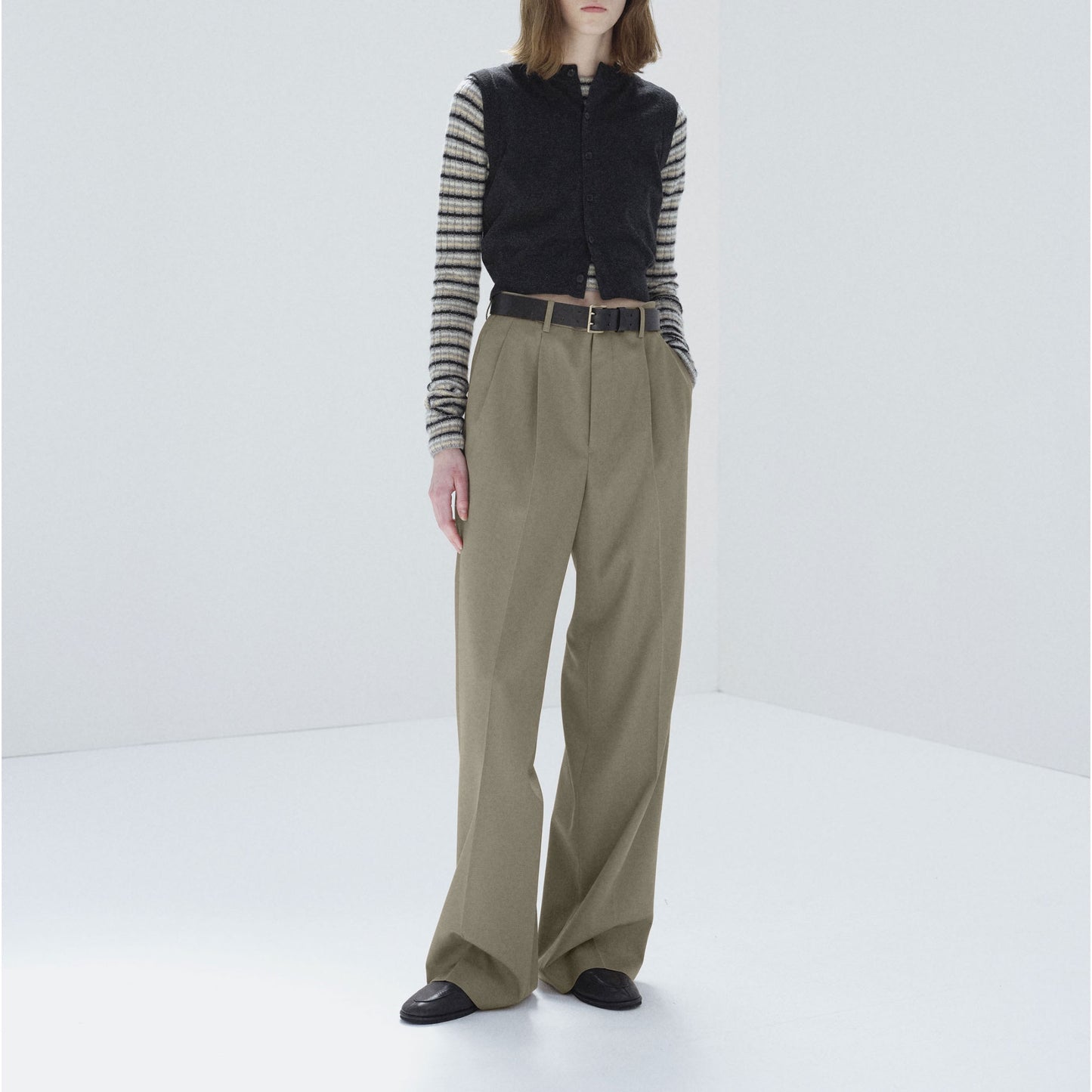 AURALEE/LIGHT WOOL MAX CABARDINE TWO-TUCK SLACKS