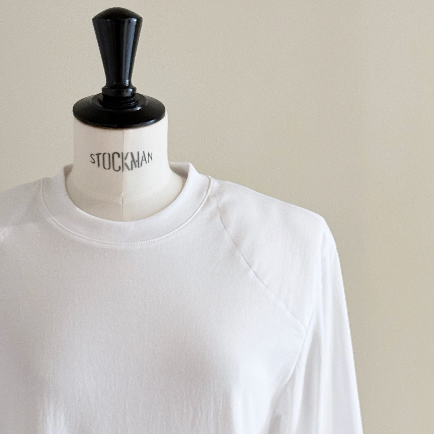 BOWTE/SUPIMA COTTON PADDED SHOULDER TEE