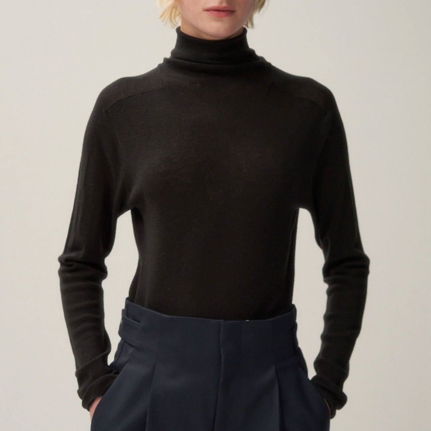 ATON/ROYAL WOOL CIRCULAR RIB TURTLENECK SWEATER