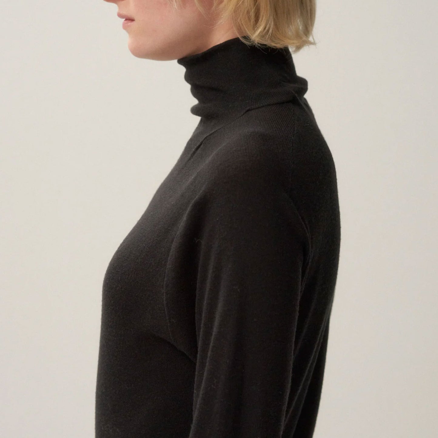 ATON/ROYAL WOOL CIRCULAR RIB TURTLENECK SWEATER